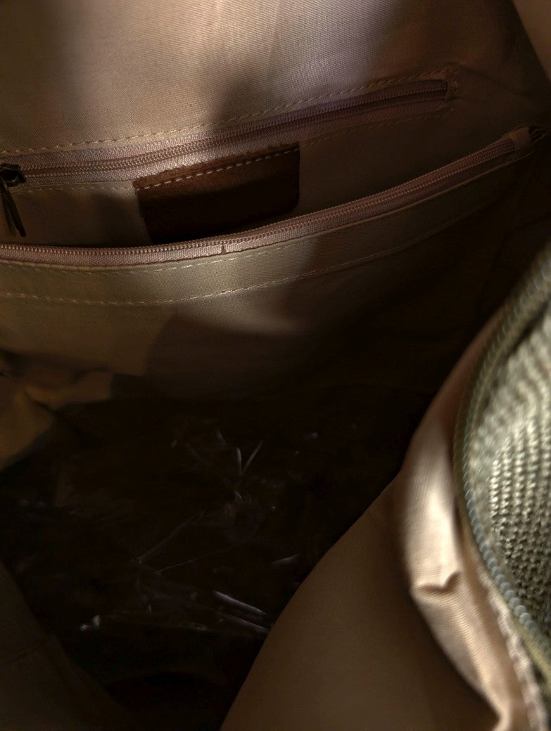 Elegante Juteleinen Hobo Bag in elegantem Khaki mit Lederdetails Braun - breiter Schulterriemen und Cross-Body Riemen. Zeitloses Design, vielseitiger Begleiter!