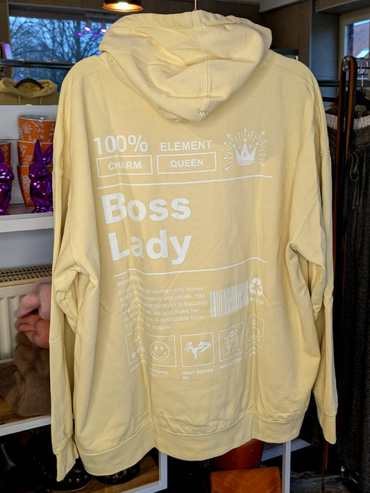 Das Boss Lady Backprint-Design im Vintage Used Look Butter Yellow Gelb Weiß setzt ein trendiges gelebtes selbstbewusstes Zeichen - perfekt für entspannte Tage!