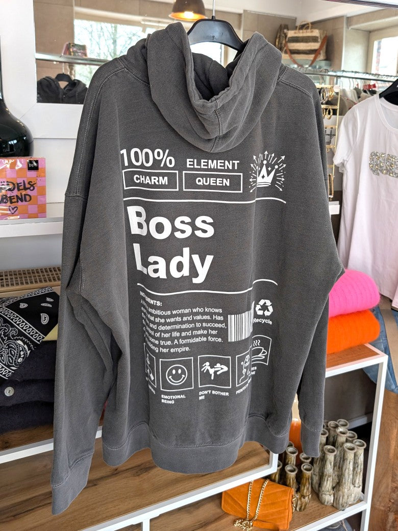 Das Boss Lady Backprint-Design im authentischen Vintage Used Look Grau Weiß setzt ein trendiges gelebtes selbstbewusstes Zeichen - perfekt für entspannte Tage!
