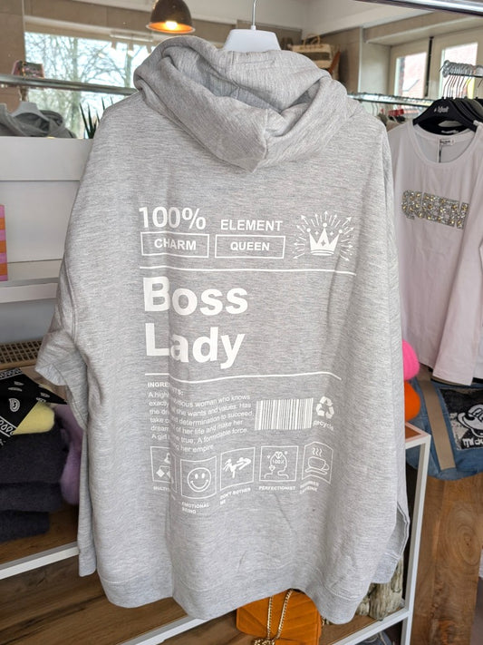 Das Boss Lady Backprint-Design im authentischen Vintage Used Look Grau Weiß setzt ein trendiges gelebtes selbstbewusstes Zeichen - perfekt für entspannte Tage!