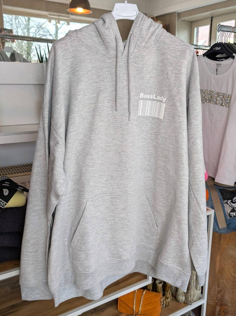 Das Boss Lady Backprint-Design im authentischen Vintage Used Look Grau Weiß setzt ein trendiges gelebtes selbstbewusstes Zeichen - perfekt für entspannte Tage!