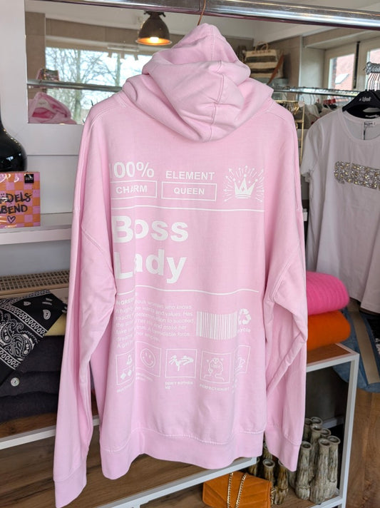 Das Boss Lady Backprint-Design im authentischen Vintage Used Look Rosa Weiß setzt ein trendiges gelebtes selbstbewusstes Zeichen - perfekt für entspannte Tage!