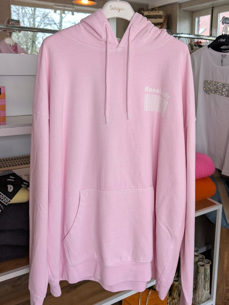 Das Boss Lady Backprint-Design im authentischen Vintage Used Look Rosa Weiß setzt ein trendiges gelebtes selbstbewusstes Zeichen - perfekt für entspannte Tage!