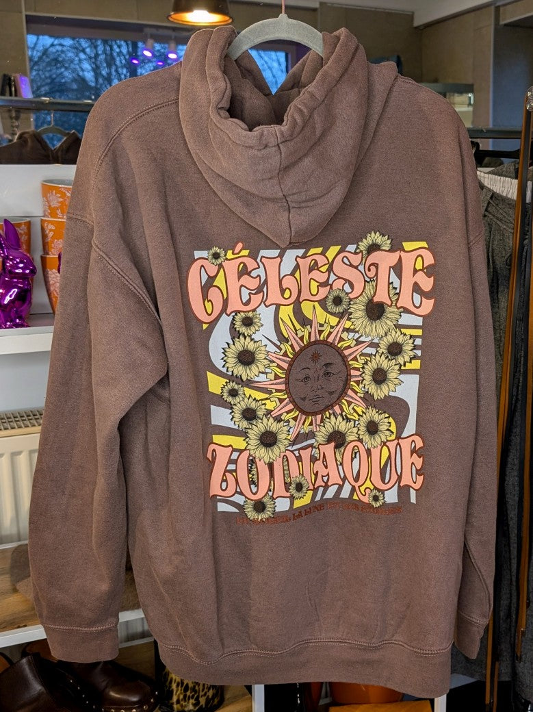 Sternzeichengürtel trifft urbanen Style: Dieser oversized Hoodie besticht durch ein mystisches Backprint-Design in harmonischen Farbtönen im Vintage Used Look!