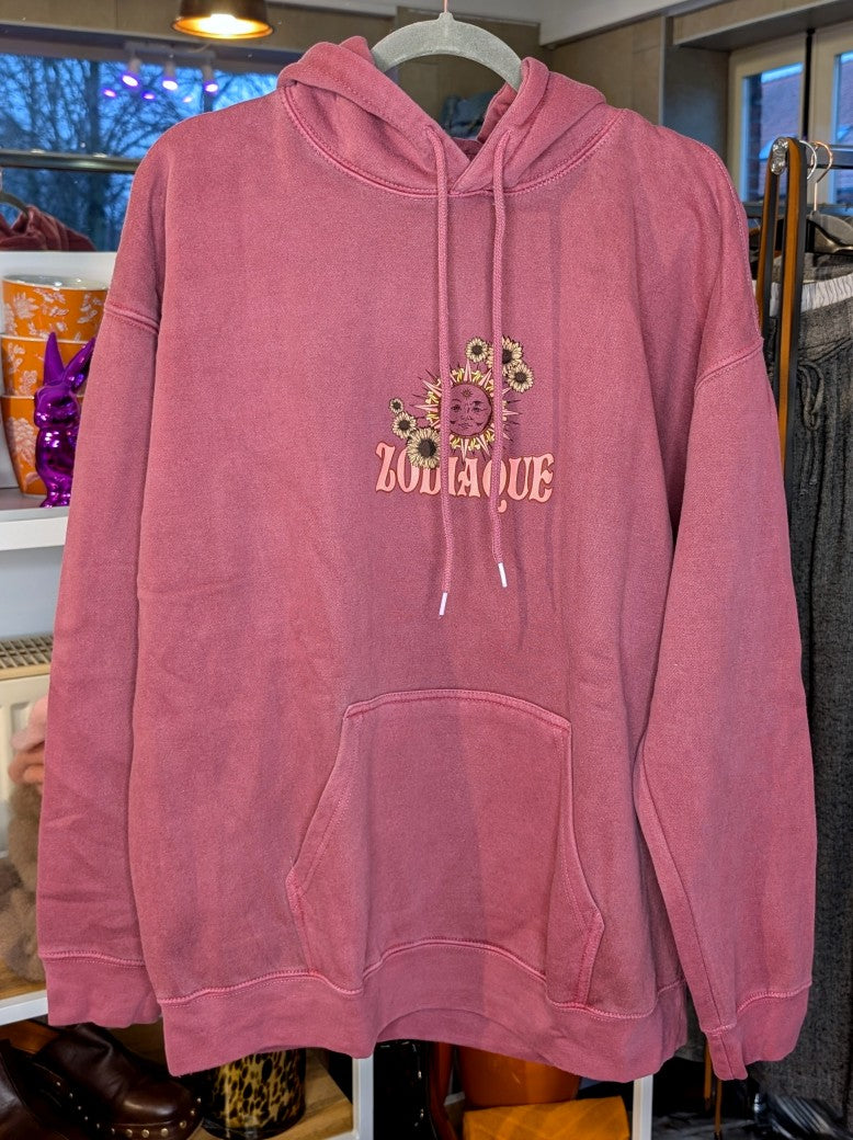 Sternzeichengürtel trifft urbanen Style: Dieser oversized Hoodie besticht durch ein mystisches Backprint-Design in harmonischen Farbtönen im Vintage Used Look!