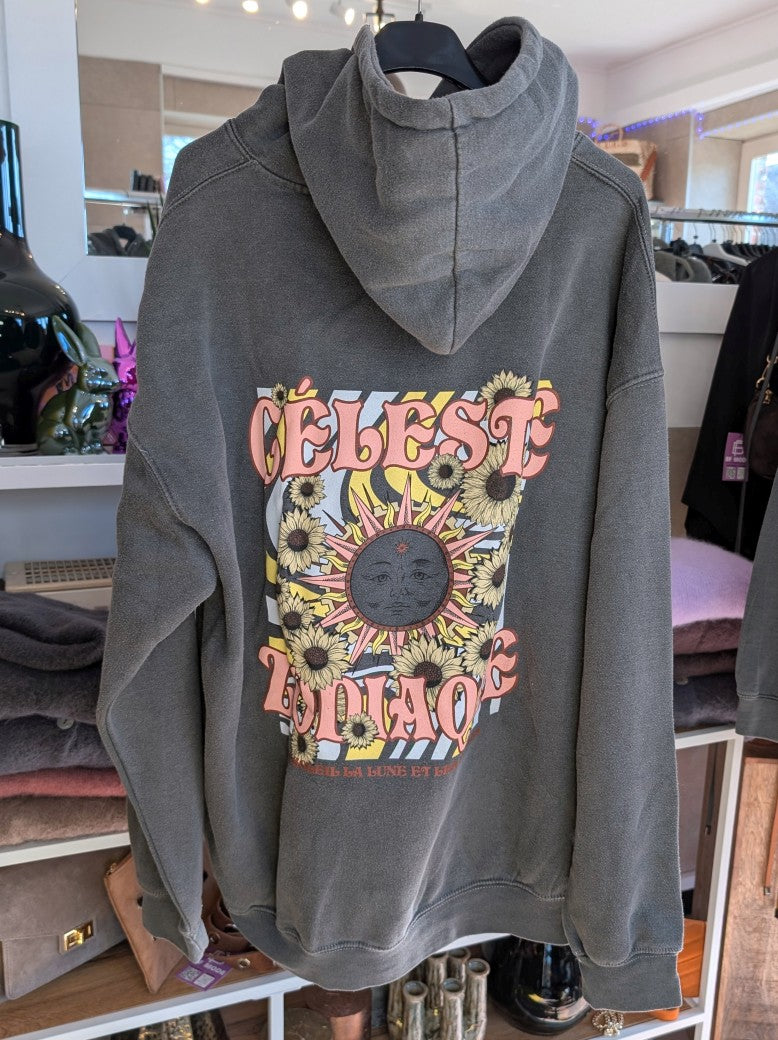 Sternzeichengürtel trifft urbanen Style: Dieser oversized Hoodie besticht durch ein mystisches Backprint-Design in harmonischen Farbtönen im Vintage Used Look!