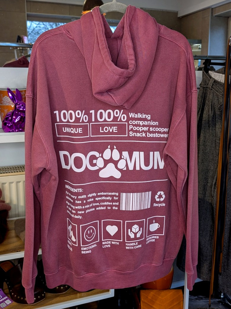 Der gemütliche oversized Hoodie "Dog Mum" Backprint im Vintage Used Look hat sehr viel Liebe zum Detail in Farbkombination Brombeer Weiß - für alle Hundemamas!