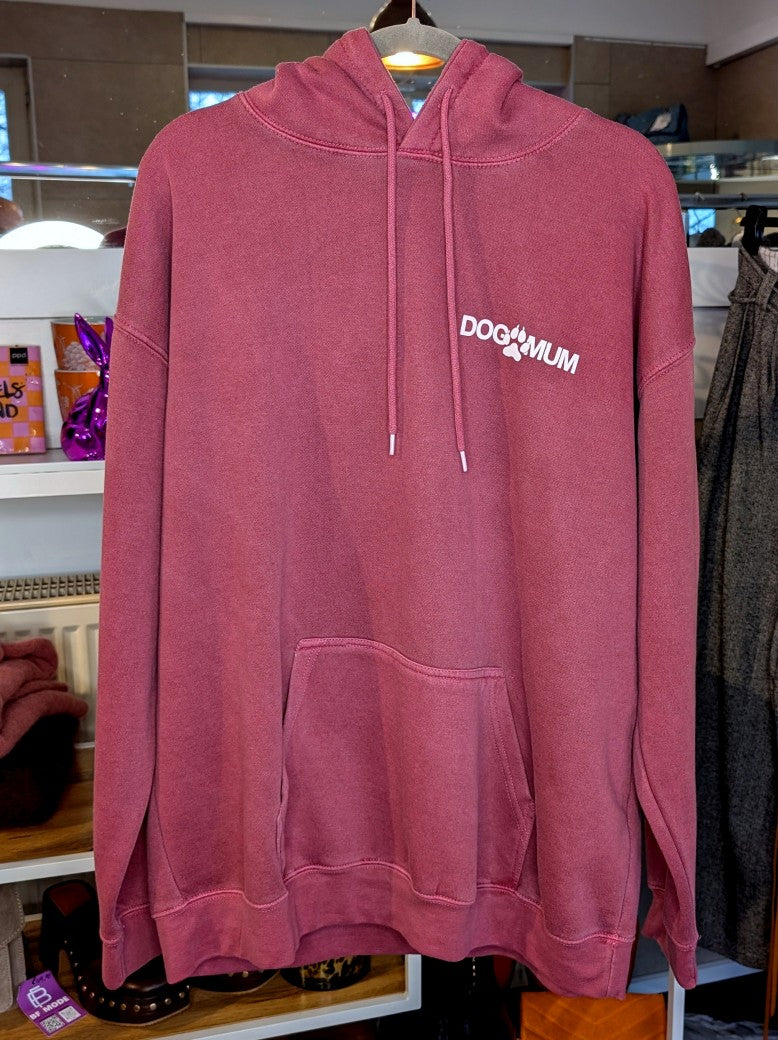 Der gemütliche oversized Hoodie "Dog Mum" Backprint im Vintage Used Look hat sehr viel Liebe zum Detail in Farbkombination Brombeer Weiß - für alle Hundemamas!