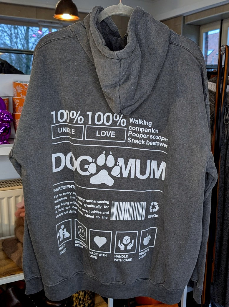 Der gemütliche oversized Hoodie "Dog Mum" Backprint im Vintage Used Look hat sehr viel Liebe zum Detail in Farbkombination Grau Weiß - für alle Hundemamas!