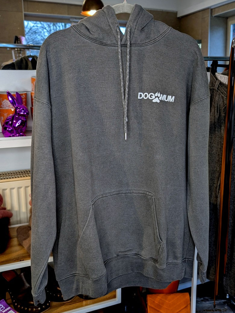 Der gemütliche oversized Hoodie "Dog Mum" Backprint im Vintage Used Look hat sehr viel Liebe zum Detail in Farbkombination Grau Weiß - für alle Hundemamas!