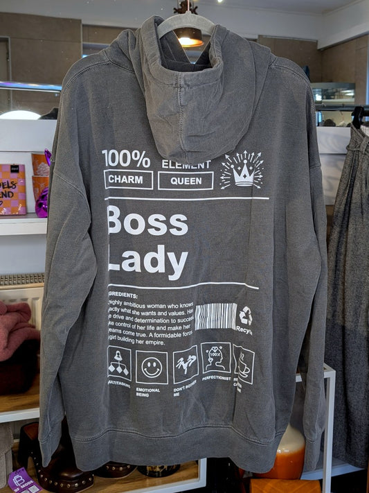 Das Boss Lady Backprint-Design im authentischen Vintage Used Look Grau Weiß setzt ein trendiges gelebtes selbstbewusstes Zeichen - perfekt für entspannte Tage!