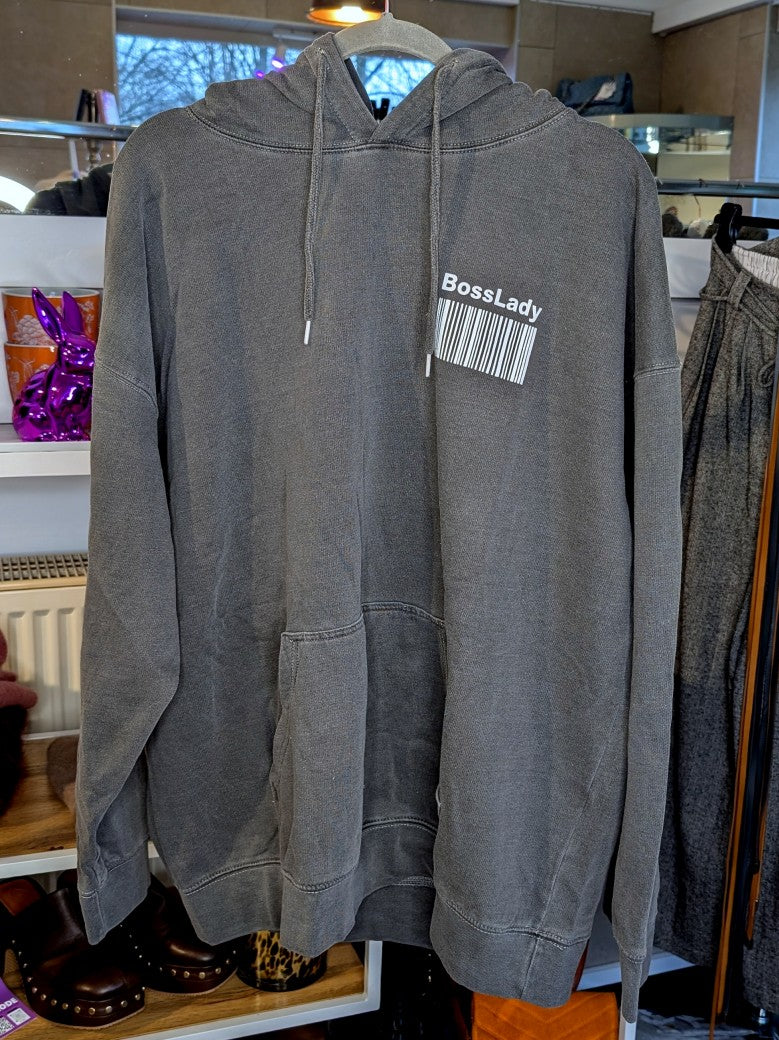 Das Boss Lady Backprint-Design im authentischen Vintage Used Look Grau Weiß setzt ein trendiges gelebtes selbstbewusstes Zeichen - perfekt für entspannte Tage!