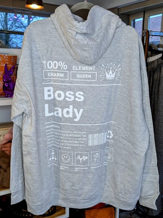 Das Boss Lady Backprint-Design im authentischen Vintage Used Look Grau Weiß setzt ein trendiges gelebtes selbstbewusstes Zeichen - perfekt für entspannte Tage!