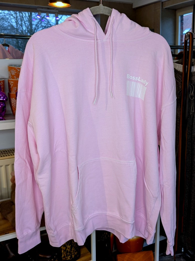 Das Boss Lady Backprint-Design im authentischen Vintage Used Look Rosa Weiß setzt ein trendiges gelebtes selbstbewusstes Zeichen - perfekt für entspannte Tage!