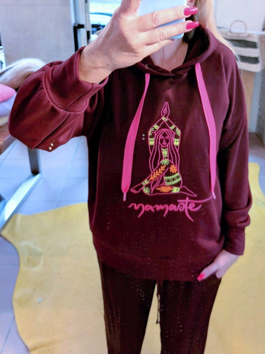 Der Hoodie NAMASTE von BELIEVE vereint die Trendfarben Burgunder/Brombeere mit Namaste und Yoga Print in Neon Pink, Orange und Grün in einzigartigem Design!