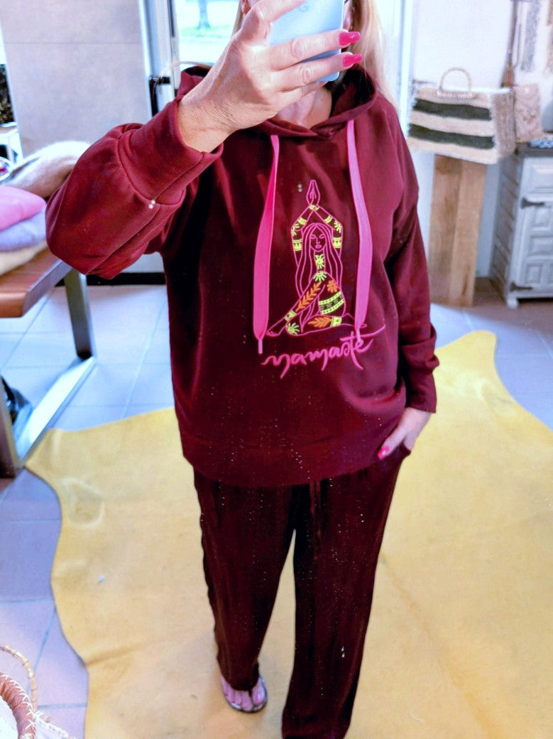 Der Hoodie NAMASTE von BELIEVE vereint die Trendfarben Burgunder/Brombeere mit Namaste und Yoga Print in Neon Pink, Orange und Grün in einzigartigem Design!