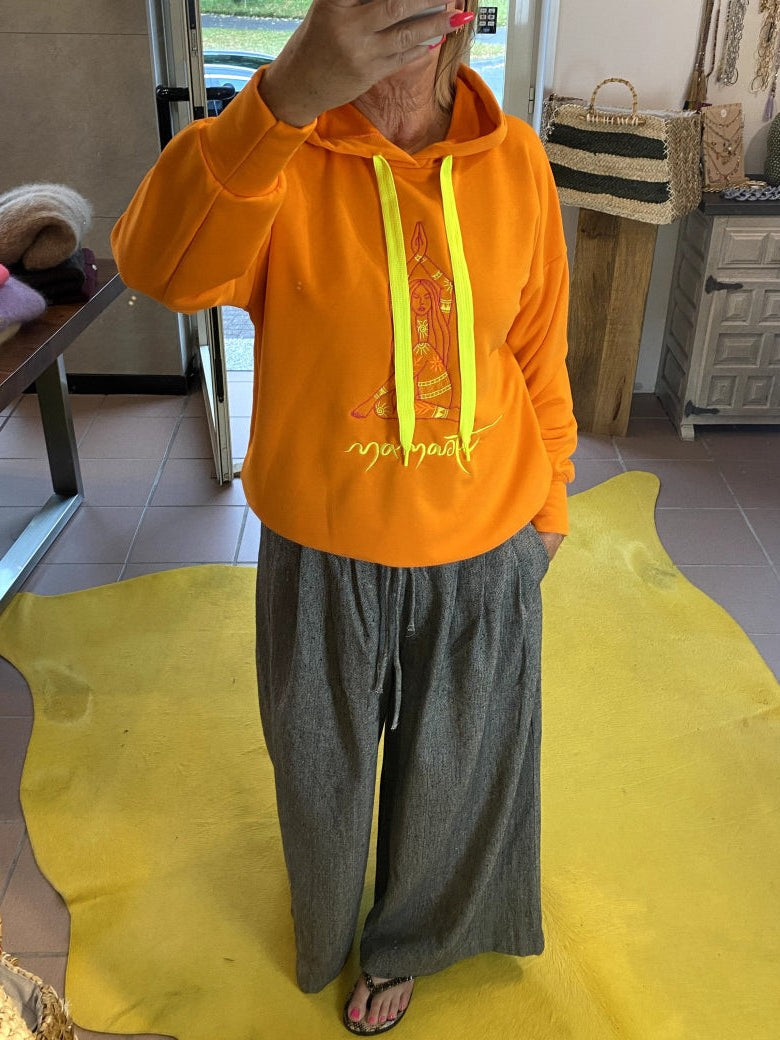 Erlebe mit dem Hoodie Namaste von BELIEVE ein einzigartiges Farbenspiel in Neon aus Orange, Gelb und Pink mit Namaste und Yoga Print in einzigartigem Design!