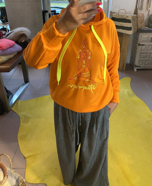 Erlebe mit dem Hoodie Namaste von BELIEVE ein einzigartiges Farbenspiel in Neon aus Orange, Gelb und Pink mit Namaste und Yoga Print in einzigartigem Design!