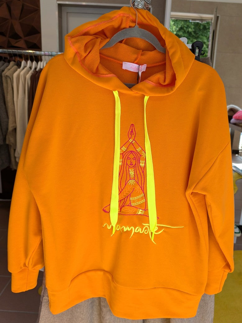 Erlebe mit dem Hoodie Namaste von BELIEVE ein einzigartiges Farbenspiel in Neon aus Orange, Gelb und Pink mit Namaste und Yoga Print in einzigartigem Design!