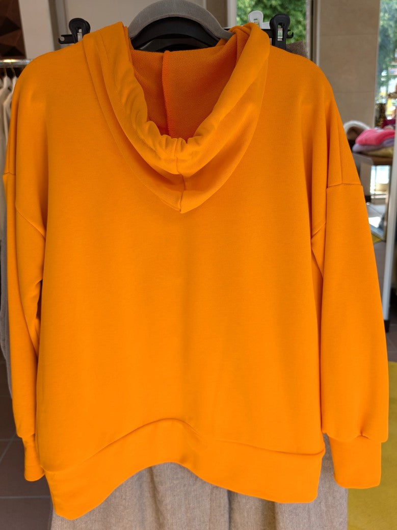Erlebe mit dem Hoodie Namaste von BELIEVE ein einzigartiges Farbenspiel in Neon aus Orange, Gelb und Pink mit Namaste und Yoga Print in einzigartigem Design!
