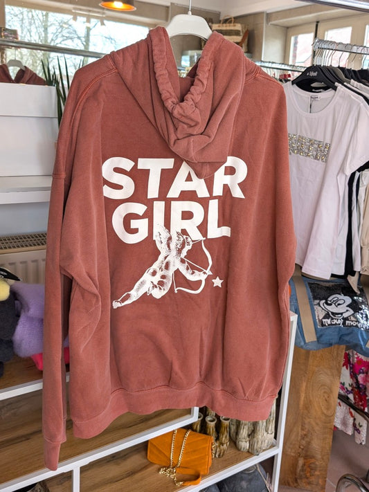 Dieser oversized Hoodie vereint Vintage-Charme mit modernem Design und charakteristischem Star Girl Backprint in Altrosa Rostbraun Creme- setze ein Statement!
