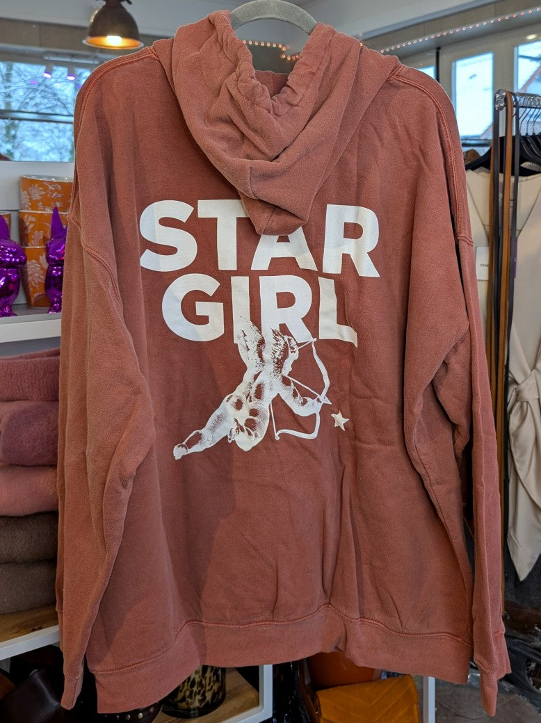 Dieser oversized Hoodie vereint Vintage-Charme mit modernem Design und charakteristischem Star Girl Backprint in Altrosa Rostbraun Creme- setze ein Statement!