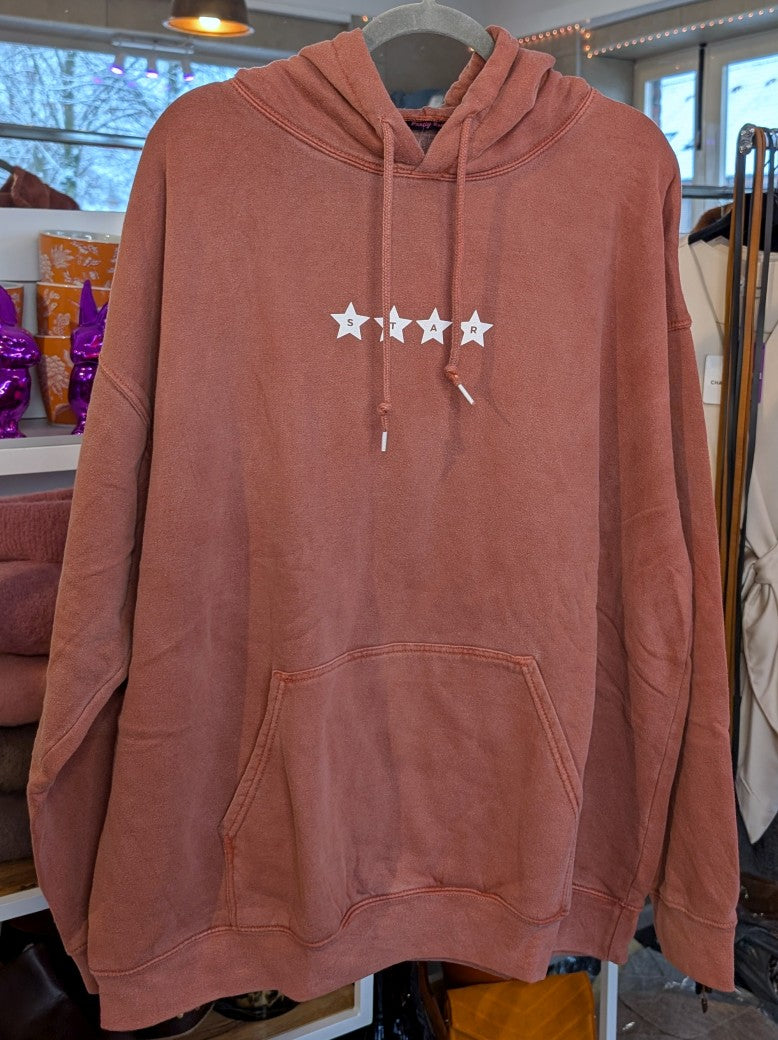 Dieser oversized Hoodie vereint Vintage-Charme mit modernem Design und charakteristischem Star Girl Backprint in Altrosa Rostbraun Creme- setze ein Statement!