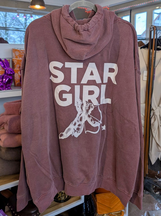 Dieser oversized Hoodie vereint Vintage-Charme mit modernem Design und charakteristischem Star Girl Backprint in Brombeer und Creme- setze ein Statement!