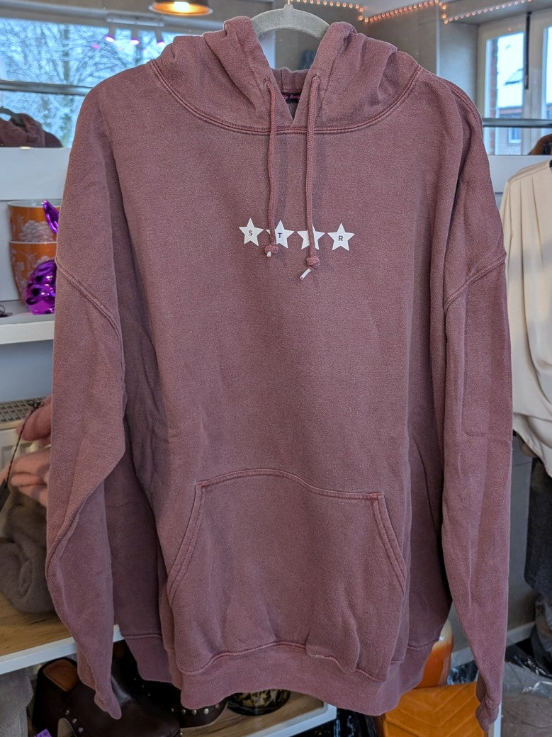 Dieser oversized Hoodie vereint Vintage-Charme mit modernem Design und charakteristischem Star Girl Backprint in Brombeer und Creme- setze ein Statement!