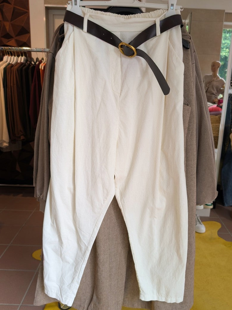Die feine Cordhose in elegantem Creme überzeugt mit angenehmem Tragekomfort und passendem Gürtel - ideale Verbindung von Komfort und modischem Design!