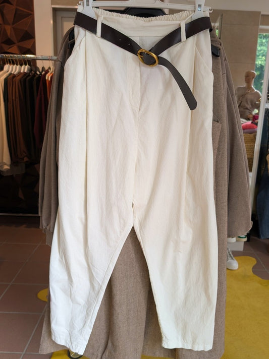Die feine Cordhose in elegantem Creme überzeugt mit angenehmem Tragekomfort und passendem Gürtel - ideale Verbindung von Komfort und modischem Design!