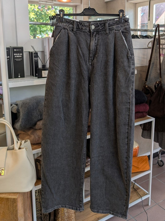 Die Jeans von CHANCE OFF in Dunkelgrau besticht durch ihren Balloon Wide Leg Schnitt mit modernen und gleichzeitig entspannte Passform - stilvolles Must-Have!