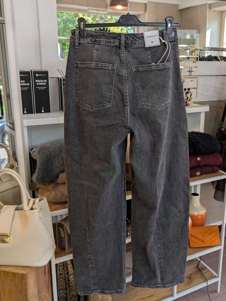 Die Jeans von CHANCE OFF in Dunkelgrau besticht durch ihren Balloon Wide Leg Schnitt mit modernen und gleichzeitig entspannte Passform - stilvolles Must-Have!