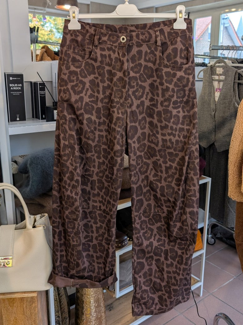 Die weite Balloon Jeans von MIHO’S besticht durch ihr angesagtes Leo-Muster in warmen Brauntönen und hochwertigen Baumwollstoff - ein echtes Statement-Piece!