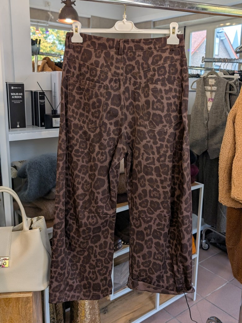 Die weite Balloon Jeans von MIHO’S besticht durch ihr angesagtes Leo-Muster in warmen Brauntönen und hochwertigen Baumwollstoff - ein echtes Statement-Piece!