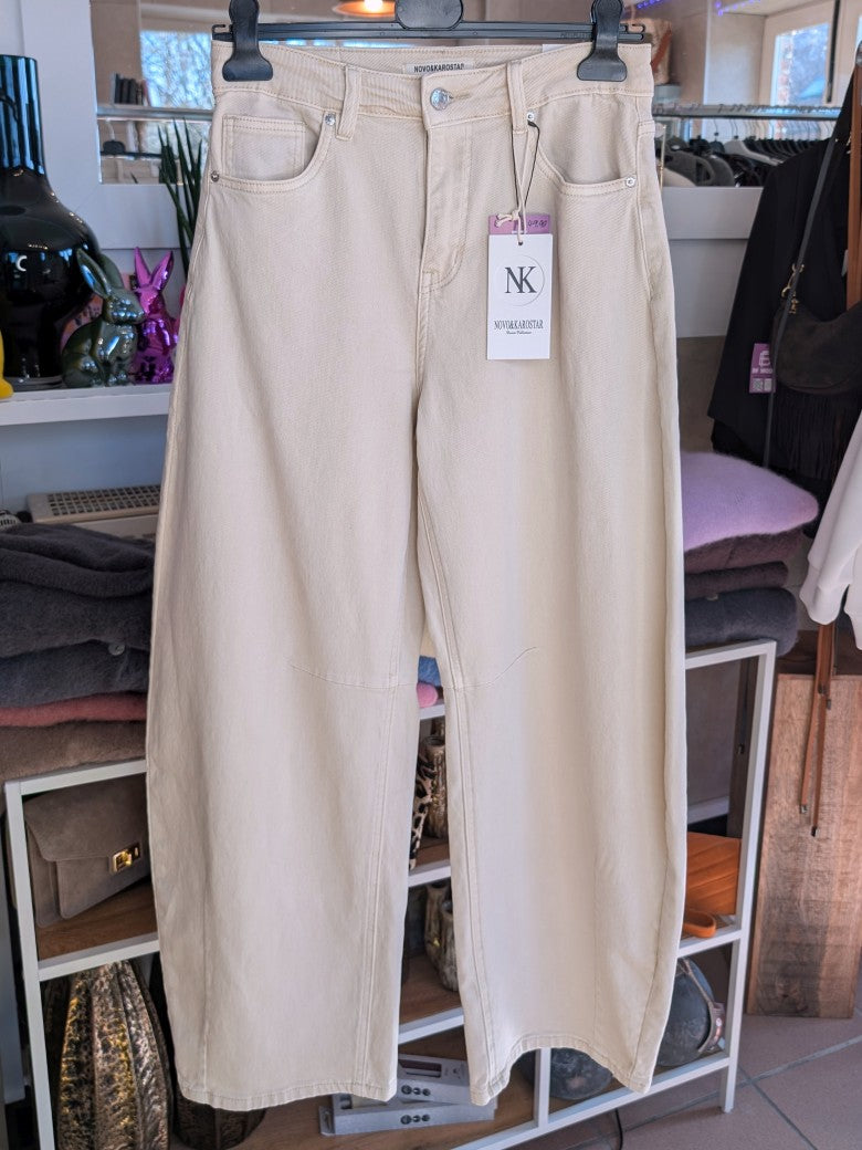 Die lässige Barrel-Jeans im angesagten Balloon-Schnitt mit komfortablem Stretch-Bund garantiert moderne und gleichzeitig entspannte Passform - Must-Have!