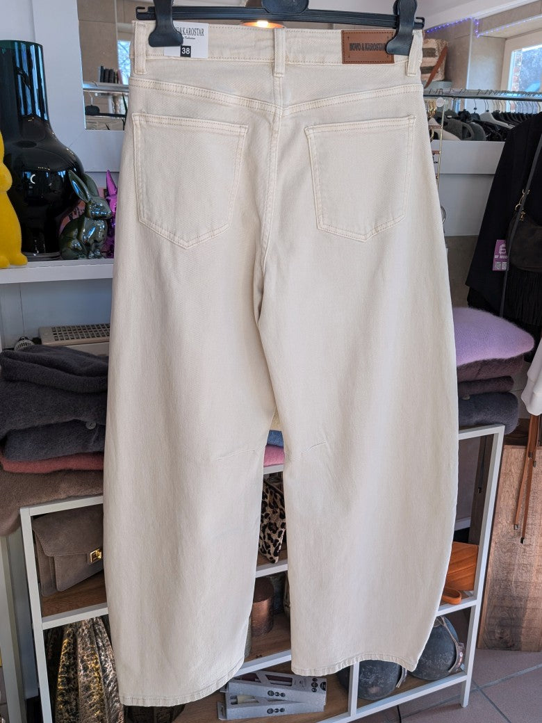 Die lässige Barrel-Jeans im angesagten Balloon-Schnitt mit komfortablem Stretch-Bund garantiert moderne und gleichzeitig entspannte Passform - Must-Have!