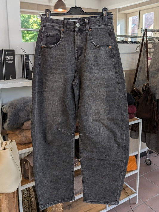 Die Jeans von LAJOLY in Dunkelgrau besticht durch ihren Barrel Schnitt, der eine moderne und gleichzeitig entspannte Passform garantiert - stilvolles Must-Have!