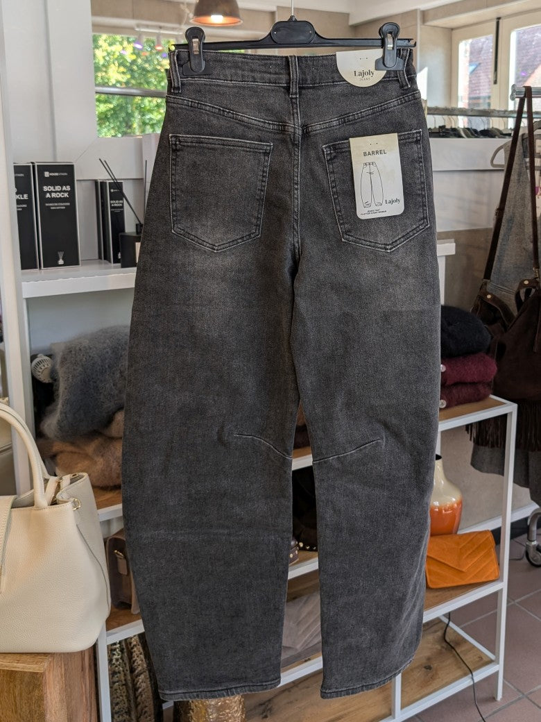 Die Jeans von LAJOLY in Dunkelgrau besticht durch ihren Barrel Schnitt, der eine moderne und gleichzeitig entspannte Passform garantiert - stilvolles Must-Have!