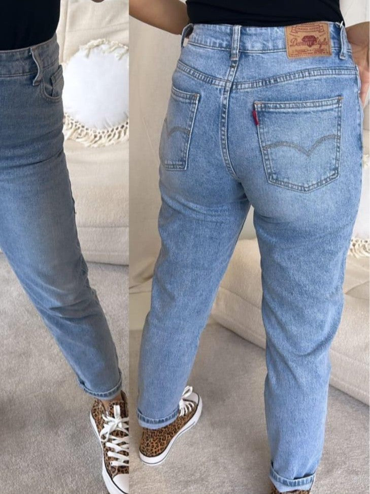 Bring' mit dieser Jeanshose im Levi's Stil von Lerisia Stil in deine Garderobe! Mit ihrem klassischen Blau und dem hochwertigen Material ein echter Hingucker!