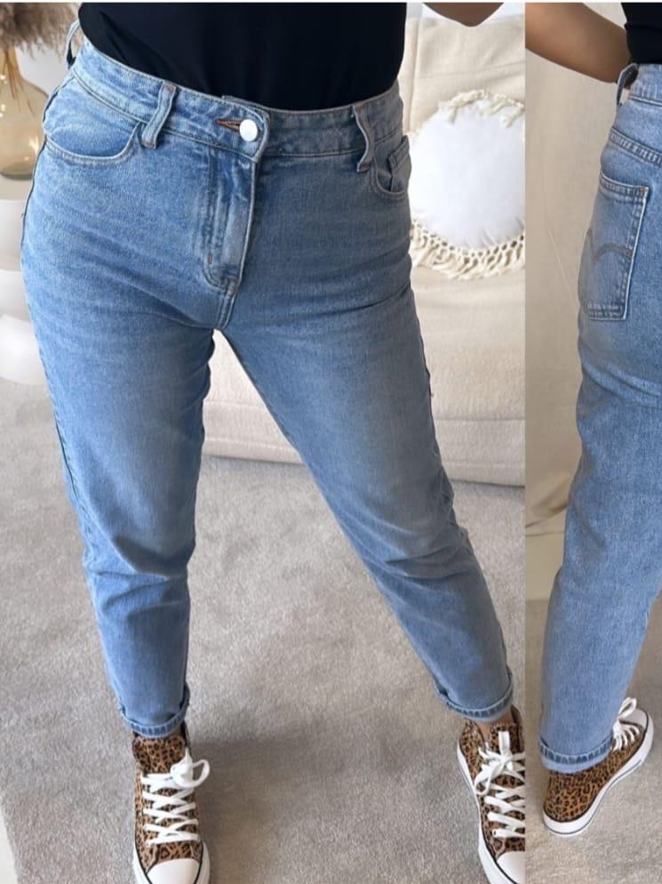 Bring' mit dieser Jeanshose im Levi's Stil von Lerisia Stil in deine Garderobe! Mit ihrem klassischen Blau und dem hochwertigen Material ein echter Hingucker!