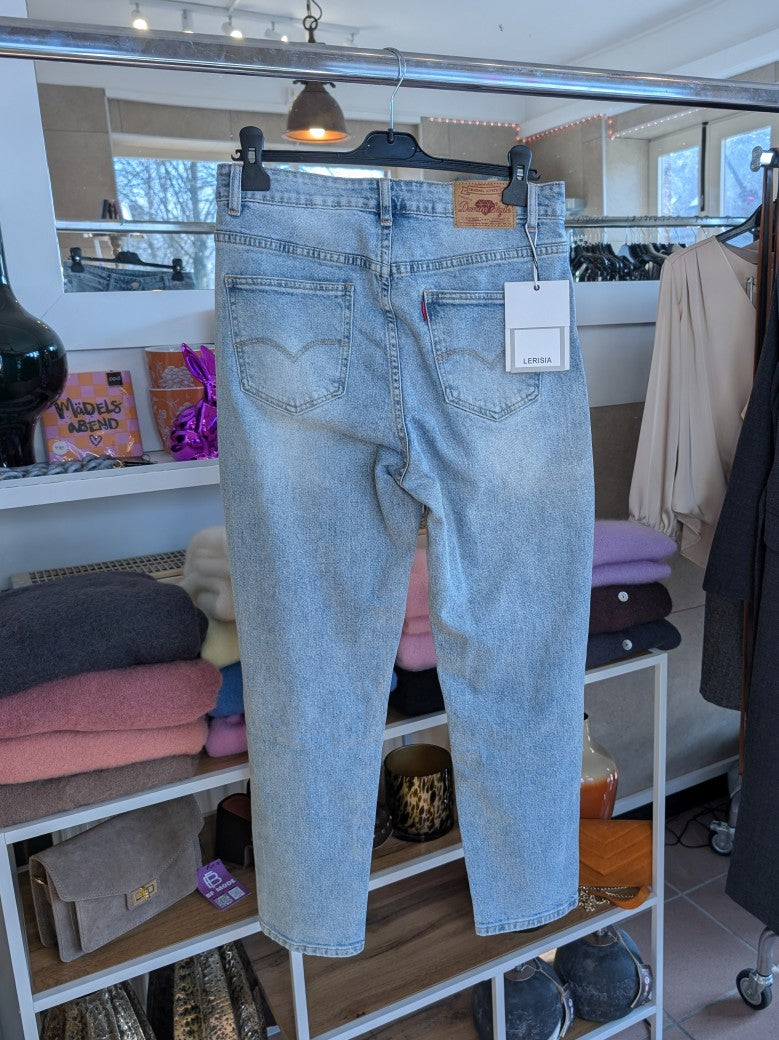 Bring' mit dieser Jeanshose im Levi's Stil von Lerisia Stil in deine Garderobe! Mit ihrem frischen Hellblau und dem hochwertigen Material ein echter Hingucker!