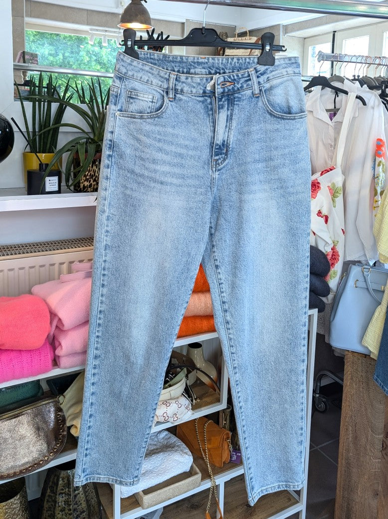 Bring' mit dieser Jeanshose im Levi's Stil von Lerisia Stil in deine Garderobe! Mit ihrem klassischen Hellblau und hochwertigem Material ein echter Hingucker!