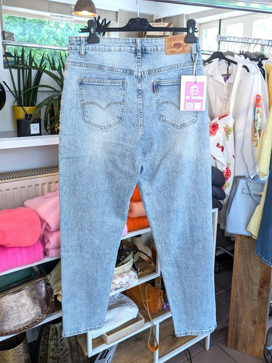 Bring' mit dieser Jeanshose im Levi's Stil von Lerisia Stil in deine Garderobe! Mit ihrem klassischen Hellblau und hochwertigem Material ein echter Hingucker!