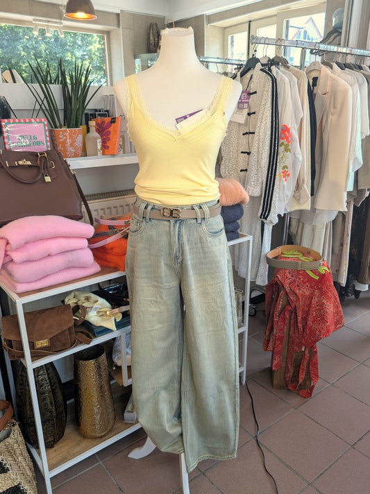Elegante Wide-Leg-Jeans Straight-Fit-Schnitt von MOCHY. Sie besticht durch ihre einzigartige Farbkombination aus Hellblau, mit einem Schimmer von Gelb und Grün.