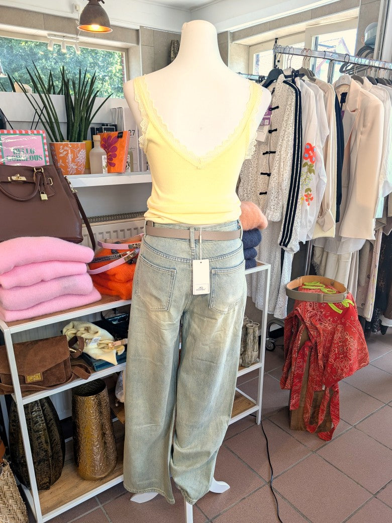 Elegante Wide-Leg-Jeans Straight-Fit-Schnitt von MOCHY. Sie besticht durch ihre einzigartige Farbkombination aus Hellblau, mit einem Schimmer von Gelb und Grün.