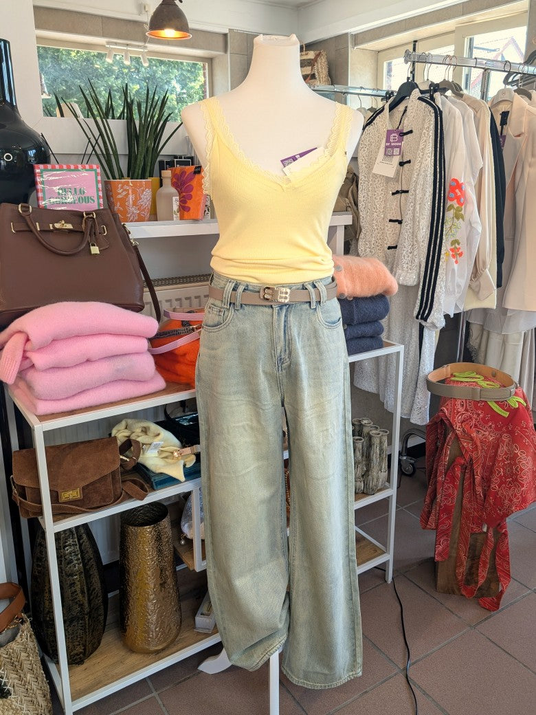 Elegante Wide-Leg-Jeans Straight-Fit-Schnitt von MOCHY. Sie besticht durch ihre einzigartige Farbkombination aus Hellblau, mit einem Schimmer von Gelb und Grün.