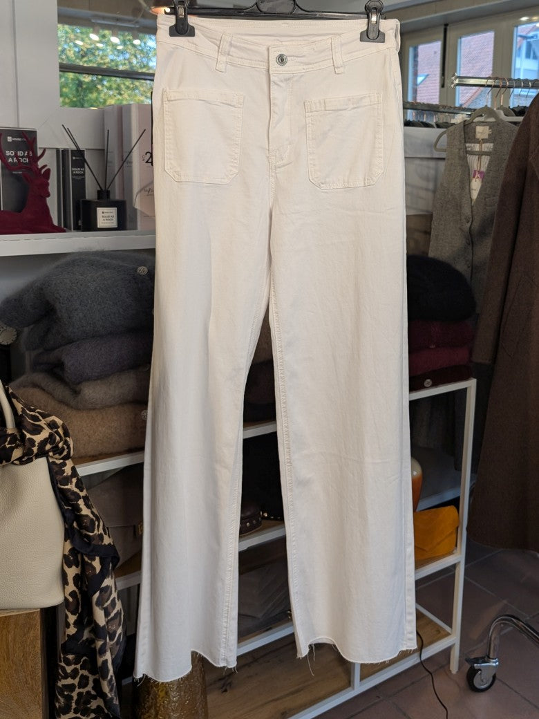Erlebe den ultimativen Tragekomfort und Stil mit unserer Wide Leg Jeanshose in Weiß aus Denim mit Fransen und setze ein Mode-Statement mit dieser trendigen Hose!