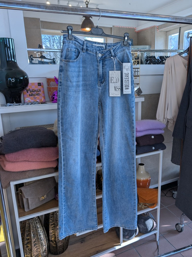 Entdecken Sie unsere stylische Jeanshose in lässigem Blau mit angesagter Wide Leg Form von HELLO MISS mit weiter Beinform - Must-Have für den Kleiderschrank!