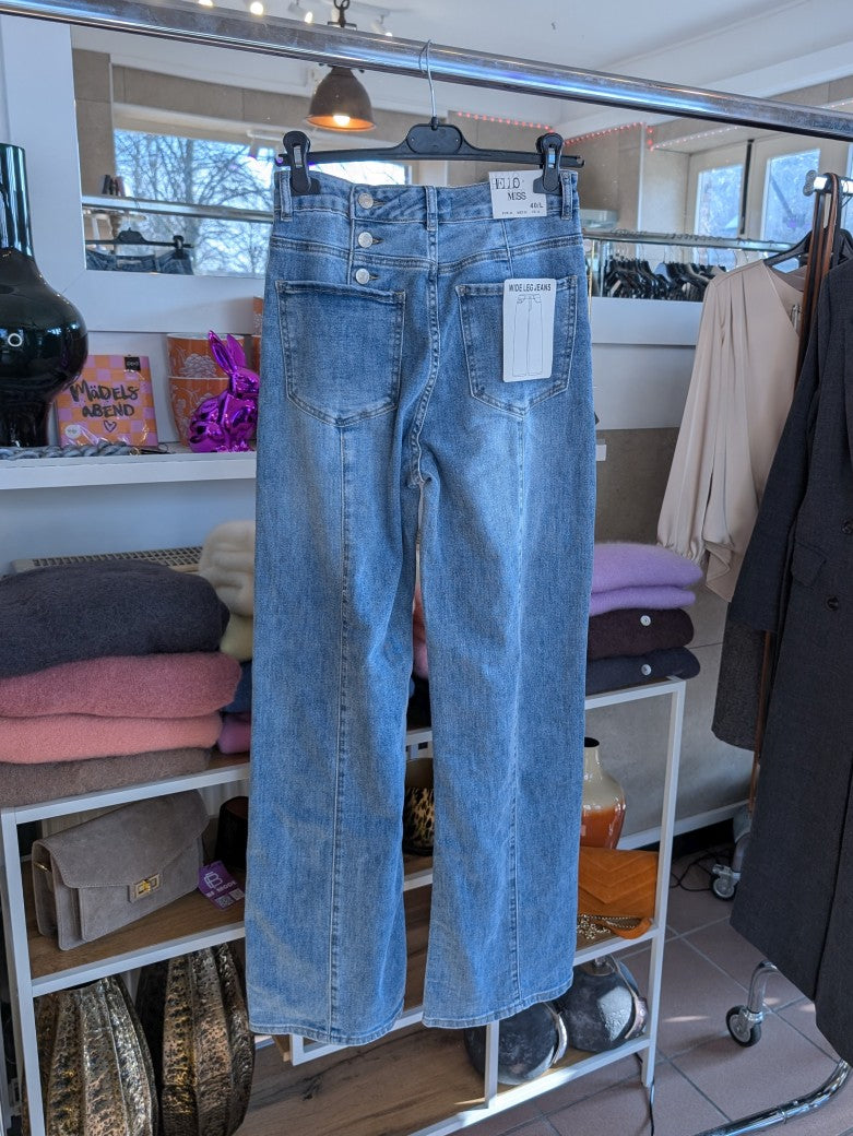 Entdecken Sie unsere stylische Jeanshose in lässigem Blau mit angesagter Wide Leg Form von HELLO MISS mit weiter Beinform - Must-Have für den Kleiderschrank!